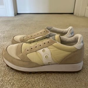 Saucony like new sneakers